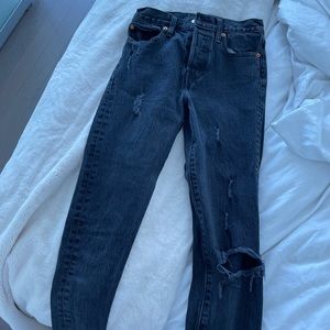 Gorgeous distressed black wash Levi’s